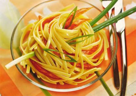 Салат из спагетти с копченой семгой